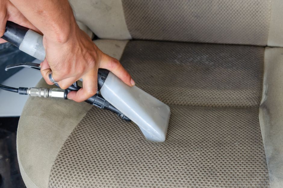 Čisto sjedalo automobila nakon ekstrakcijskog tretmana